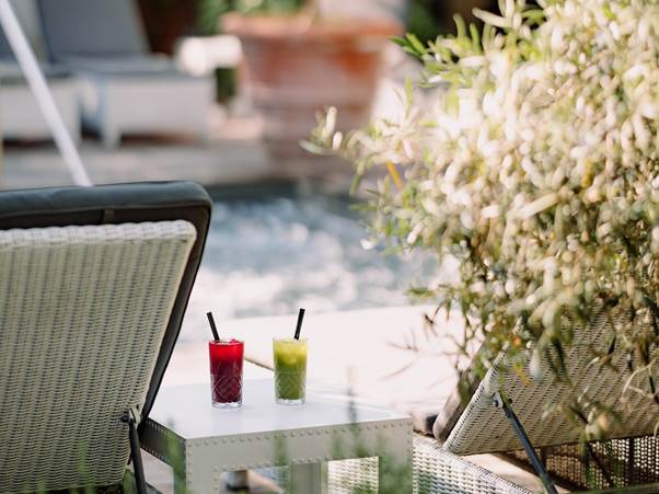 Two drinks on a table
AI-generated content may be incorrect.