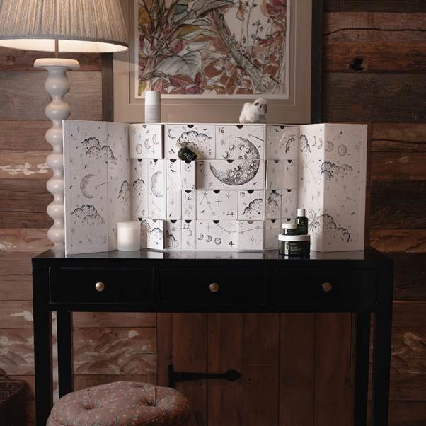 A table with a table and a lamp

AI-generated content may be incorrect.